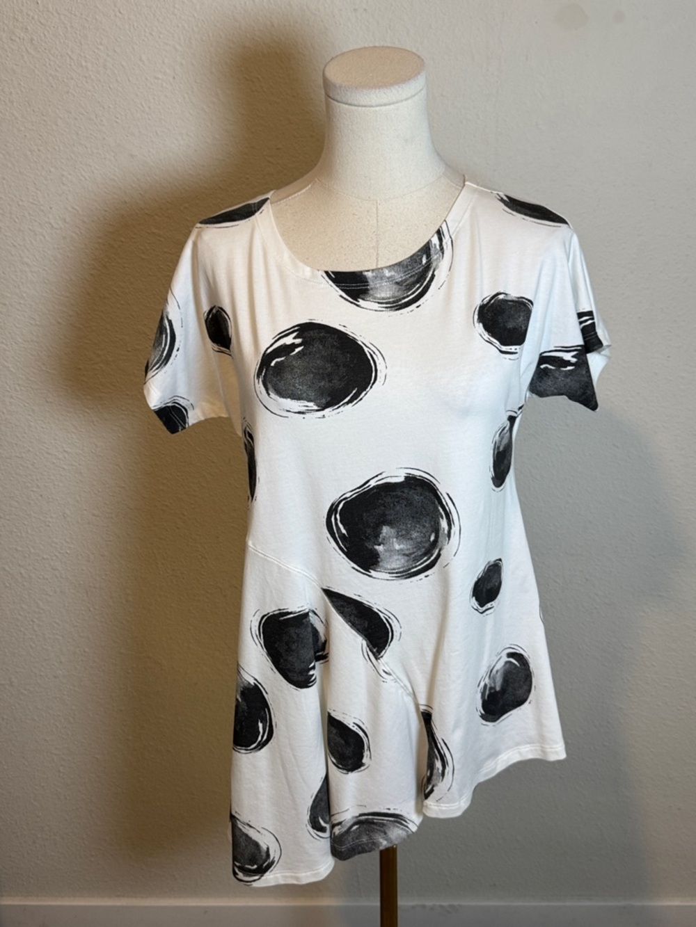 NWT Matthildur “Lizzie” Ivory Short-Sleeve Tunic with Black Abstract Dot Print